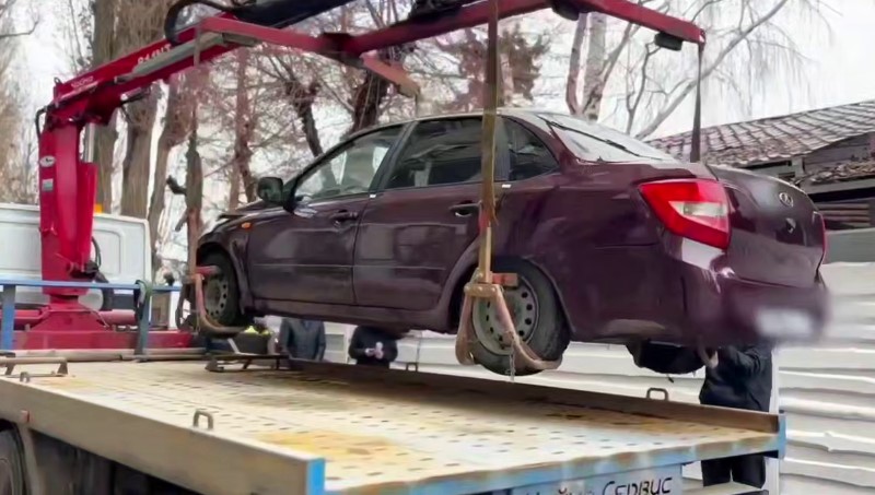 Саратовским автомобилистам напомнили о штрафах за парковку на тротуарах и газонах